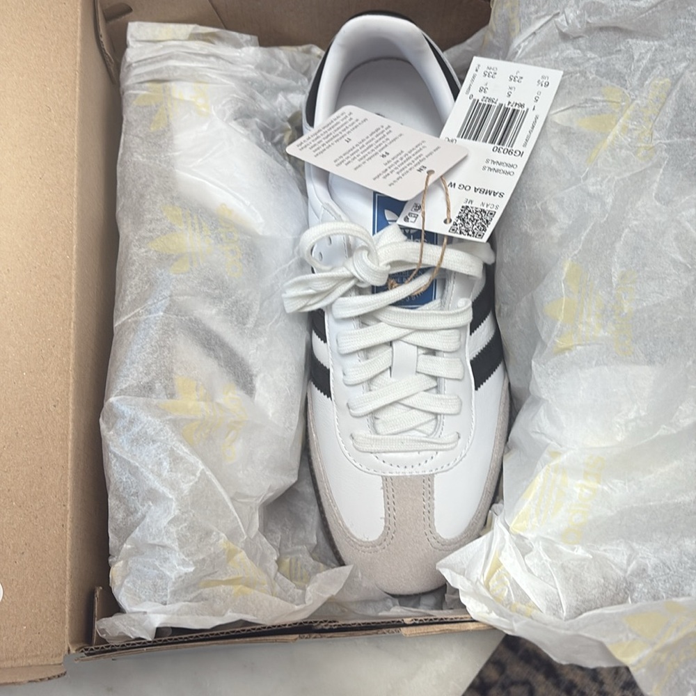 NWT Adidas Samba OG women’s White and Black trainers size 6.5